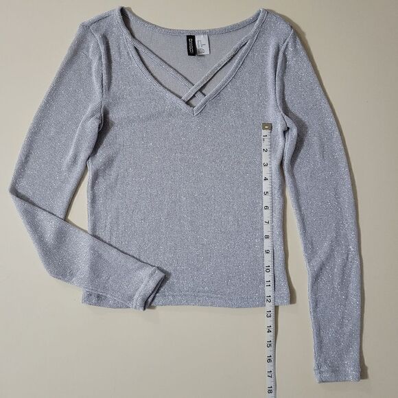 Divided H&M Women's V-neck Sparkly Knit Long Sleeve Pullover Top - Picture 5 of 13